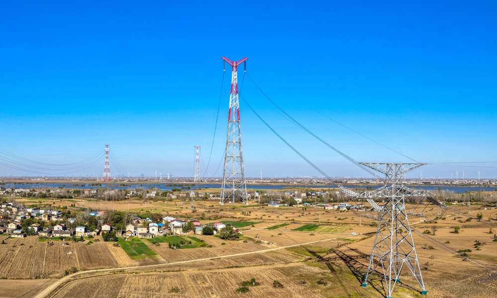 “陜電入皖”工程安徽段全長323千米，共計(jì)新建鐵塔672基，整體工程計(jì)劃將于2026年3月具備帶電條件，6月投運(yùn)。