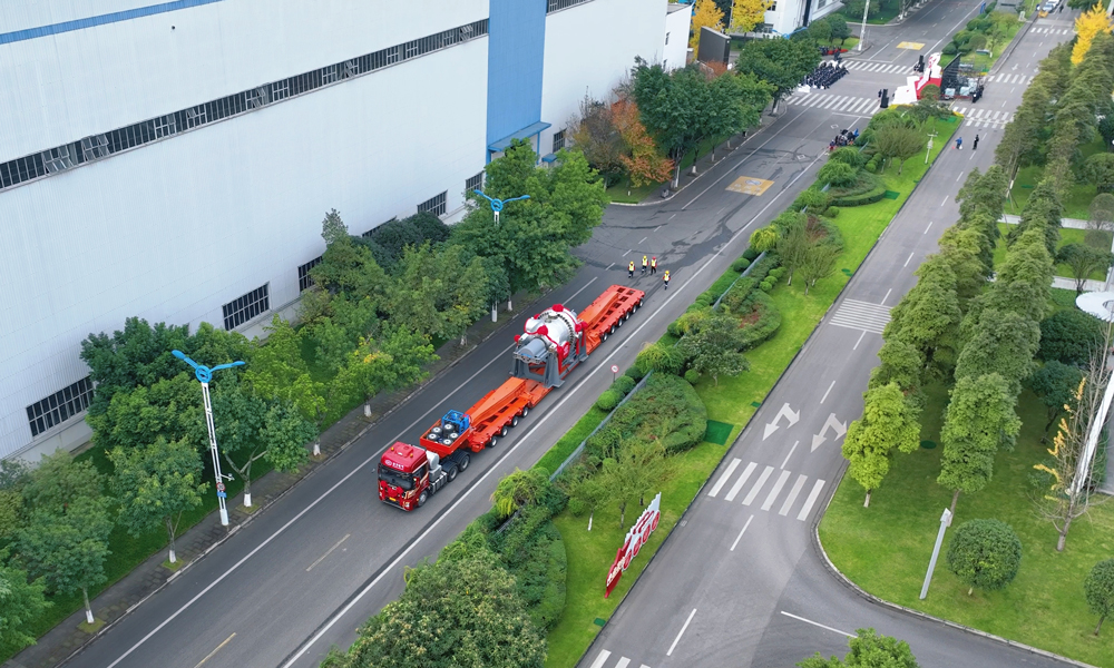 11月25日，世界首臺套630℃超超臨界二次再熱國家電力示范項目主設(shè)備在東方電氣集團(tuán)完工發(fā)運(yùn)。該項目配套2臺100萬千瓦超超臨界二次再熱燃煤發(fā)電機(jī)組，東方電氣集團(tuán)研制提供汽輪機(jī)、發(fā)電機(jī)、鍋爐三大主機(jī)等關(guān)鍵設(shè)備，是目前全世界“壓力最高、溫度最高、效率最高、煤耗最低”的單軸百萬千瓦二次再熱火電機(jī)組。