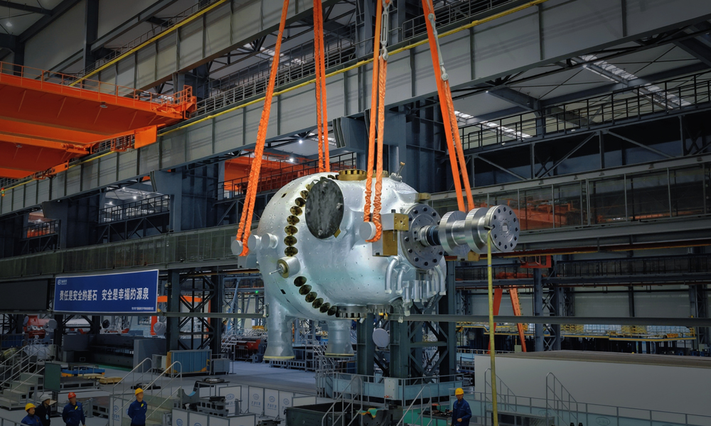 該項目預(yù)計在2026年實現(xiàn)“雙投”，投產(chǎn)后年發(fā)電量可達(dá)100億千瓦時，較常規(guī)機(jī)組年節(jié)約標(biāo)煤35萬噸、減排二氧化碳94.5萬噸，實現(xiàn)經(jīng)濟(jì)與環(huán)境效益雙贏。