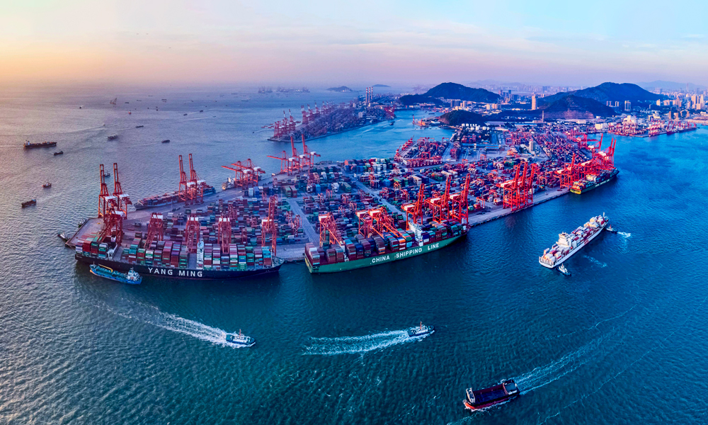 “十四五”期間，招商局集團在綜合交通領域聚焦發力，構建起“水陸聯運”的立體交通網絡，助力交通強國建設穩步推進。圖為招商港口深圳西部港區。