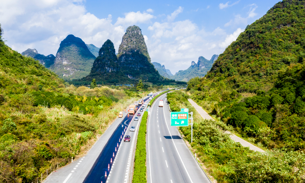 “十四五”期間，招商局集團旗下招商公路聚焦京津冀、長三角、粵港澳大灣區及長江經濟帶，管控公路項目覆蓋16個省域，控股里程2008公里，參股里程11901公里。圖為招商公路桂林公司綠色大修工程。