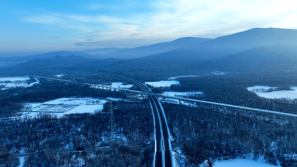 近日，中國(guó)中鐵旗下中鐵四局參建的“十四五”重點(diǎn)工程哈伊高鐵全線鋪軌貫通，為后續(xù)聯(lián)調(diào)聯(lián)試奠定基礎(chǔ)。