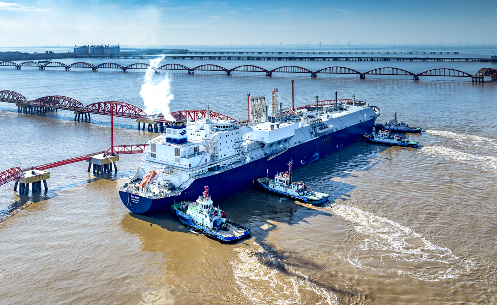 截至目前，中國石油所屬液化天然氣（LNG）接收站今冬累計接卸LNG船舶21艘，氣化能力創(chuàng)歷史新高。圖為滿載15萬立方米LNG的船舶靠泊江蘇LNG接收站碼頭。 