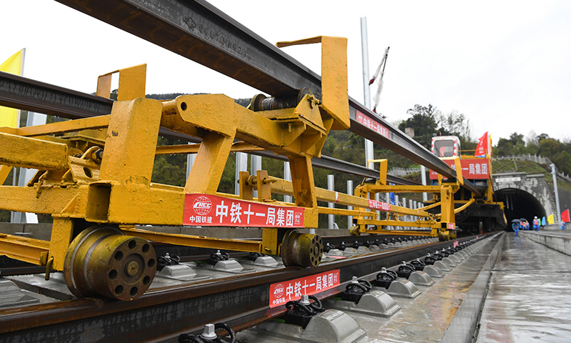 圖為3月1日，在鄭萬(wàn)高鐵重慶段施工現(xiàn)場(chǎng)，鋪軌機(jī)進(jìn)行鋪軌前的準(zhǔn)備工作。(新華社記者 唐奕 攝)