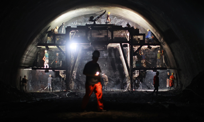 目前，由中鐵廣州局等單位建設(shè)的貴（貴陽(yáng)）南（南寧）高鐵施工進(jìn)展順利。貴南高鐵設(shè)計(jì)時(shí)速350千米，是我國(guó)“八縱八橫”高速鐵路主通道包頭至海口通道的重要組成部分。圖為6月11日，工人在位于貴州省貴定縣的桐子園2號(hào)隧道內(nèi)施工。（新華社記者 劉續(xù) 攝）