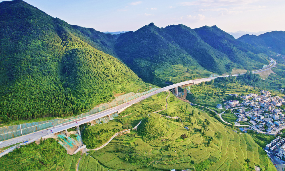 近日，由中國(guó)鐵建旗下中鐵十七局參與投資建設(shè)的貴州金(沙)仁(懷)桐(梓)高速公路（以下簡(jiǎn)稱“金仁桐高速公路”）正式開通運(yùn)行，構(gòu)建起黔中經(jīng)濟(jì)區(qū)與成渝經(jīng)濟(jì)區(qū)的重要通道，為區(qū)域經(jīng)濟(jì)社會(huì)高質(zhì)量發(fā)展注入新動(dòng)能。圖為貴州金仁桐高速公路殿子壩大橋。
