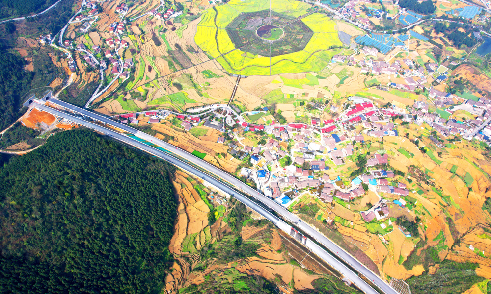 金仁桐高速公路是貴州省加密規(guī)劃網(wǎng)中12條強(qiáng)化路網(wǎng)銜接的高速公路之一，起于遵義市播州區(qū)和畢節(jié)市金沙縣交界處，途經(jīng)仁懷市，止于桐梓縣婁山關(guān)街道杉坪村。線路全長(zhǎng)102.39公里，設(shè)計(jì)時(shí)速80公里，采用雙向四車道高速公路標(biāo)準(zhǔn)建設(shè)，包含60座橋梁、26座隧道以及12處互通等施工內(nèi)容。圖為貴州金仁桐高速公路光明隧道出口。