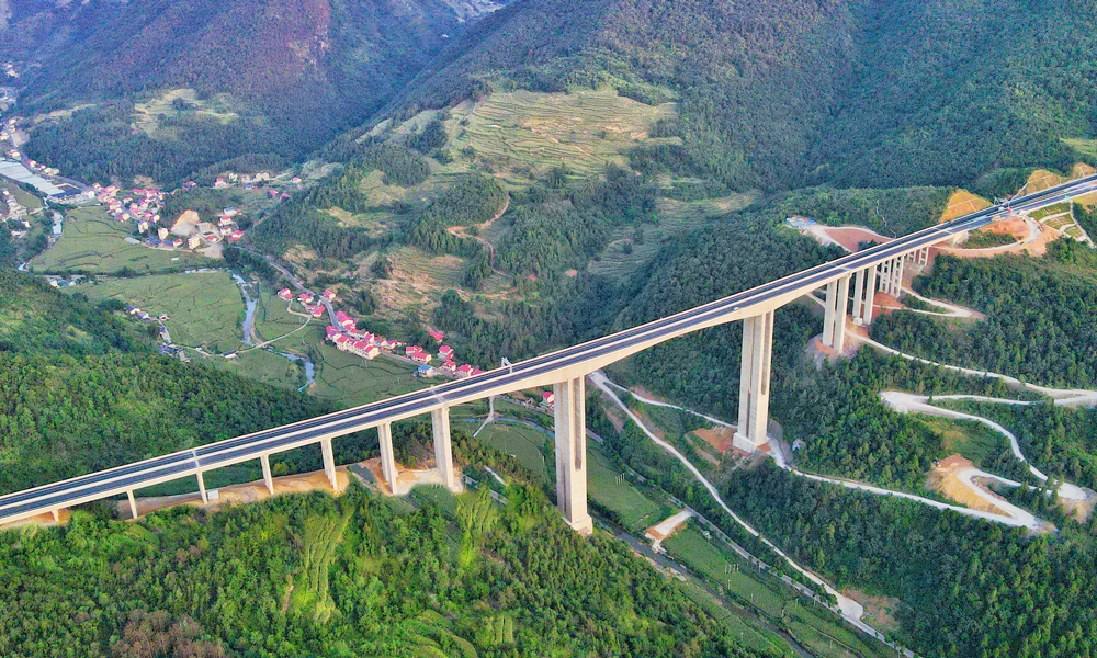 據(jù)介紹，金仁桐高速公路沿線峽谷縱橫、崇山峻嶺，需克服貴州喀斯特地貌廣泛分布、高瓦斯路段密集以及斷層較多、突泥涌水等多種不良地質(zhì)并存等困難。圖為金仁桐高速公路大壩田特大橋。