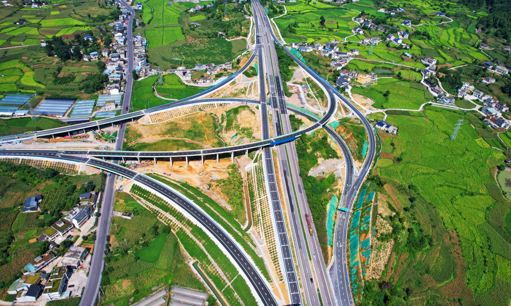 太陽(yáng)坪隧道是金仁桐高速公路的重點(diǎn)控制性工程，全長(zhǎng)7.2公里，最大埋深達(dá)531米。中鐵十七局建設(shè)團(tuán)隊(duì)提前預(yù)埋排水盲管，在二襯施工時(shí)增加雙層排水管，并配備低噪音節(jié)能變級(jí)專用通風(fēng)機(jī)，極大改善洞內(nèi)施工環(huán)境。同時(shí)，建設(shè)團(tuán)隊(duì)建立國(guó)內(nèi)先進(jìn)的隧道綜合超前地質(zhì)預(yù)報(bào)體系，實(shí)現(xiàn)掌子面超前探測(cè)、實(shí)時(shí)預(yù)警，引進(jìn)三臂鑿巖臺(tái)車等機(jī)械化設(shè)備，提高施工標(biāo)準(zhǔn)化、智能化水平，為我國(guó)復(fù)雜地質(zhì)條件下隧道建設(shè)積累了寶貴經(jīng)驗(yàn)。圖為金仁桐高速公路泮水樞紐互通。