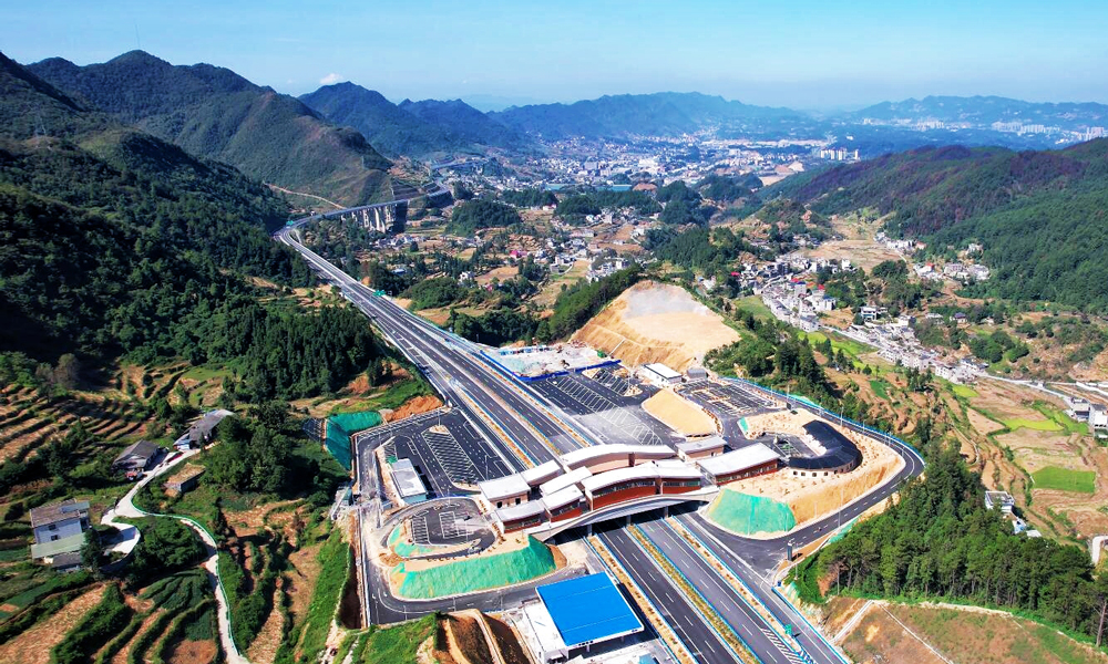 據(jù)悉，金仁桐高速公路的實(shí)施對(duì)發(fā)揮貴州作為西南陸路交通樞紐的作用，促進(jìn)黔中經(jīng)濟(jì)區(qū)與成渝經(jīng)濟(jì)區(qū)的協(xié)調(diào)發(fā)展，推動(dòng)沿線產(chǎn)業(yè)開發(fā)利用、區(qū)域旅游業(yè)快速發(fā)展、振興紅色革命老區(qū)發(fā)展等具有重要意義。投用后，將極大縮短貴州西部與重慶的時(shí)空距離，同時(shí)桐梓縣到遵義茅臺(tái)機(jī)場(chǎng)車程將由2小時(shí)縮短至45分鐘，仁懷到桐梓車程縮短近一半，只需不到1小時(shí)。圖為金仁桐高速公路壇廠服務(wù)區(qū)。