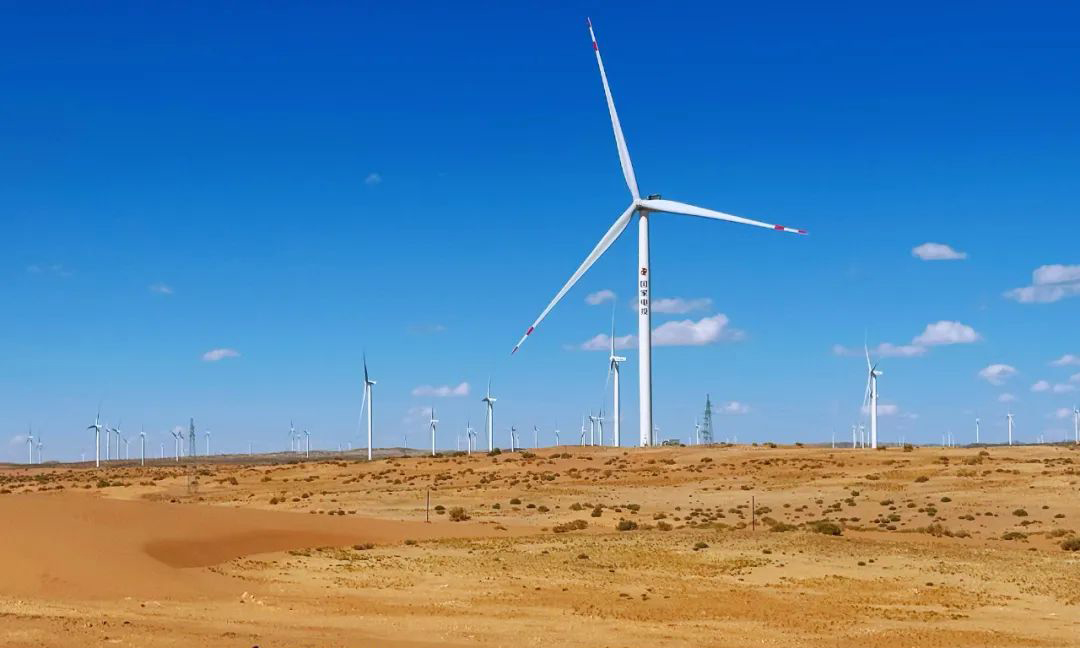 內蒙古公司巴音新能源公司建設的阿右旗200MW風儲一體化項目配置60兆瓦/120兆瓦時磷酸鐵鋰儲能，從開工到并網發電僅用177天，創造了內蒙古公司風電項目最快施工紀錄。工程建設期嚴把安全、質量、進度關，經內蒙古自治區電力建設質檢中心站檢查評定，工程總體工藝質量優良，機組運行穩定，質量評價為高質量等級優良工程。