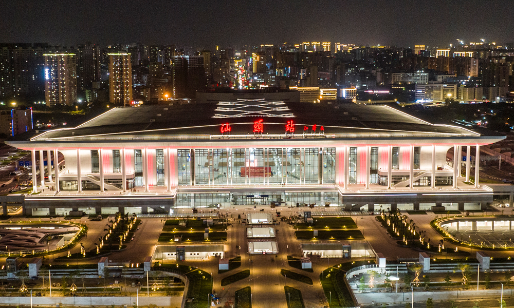 車站采用智慧車站節能管控系統，可根據車站運行時間、各區域實時人流量、溫度、室內外光照強度等因素，自動調節照明、空調、電梯等機電設備至最佳能耗狀態；站臺雨棚柱上的照度傳感器被接入列車到發信號燈系統，雨棚照明與列車進出站自動關聯，列車到達前提前開燈，出發后及時關燈，有效降低綜合能耗和運維成本。圖為站房夜景航拍。