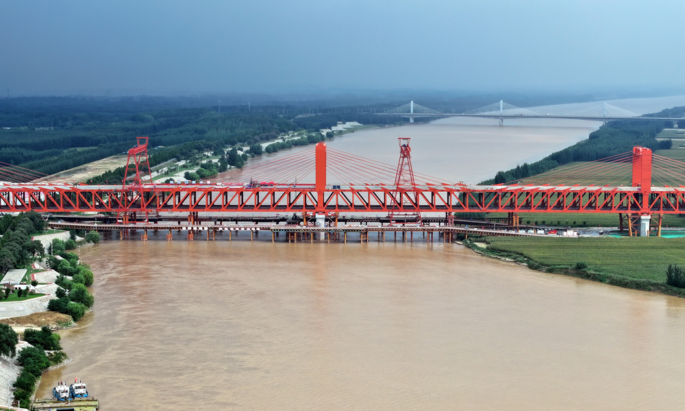 9月20日，中國中鐵旗下中鐵大橋局、中鐵工業(yè)施工的濟濱高鐵關(guān)鍵性控制工程濟陽黃河公鐵兩用大橋順利合龍，標(biāo)志著大橋主體完工。濟陽黃河公鐵大橋是目前世界上跨度最大的塔梁固結(jié)、塔墩分離體系公鐵合建橋梁，也是世界上跨度最大的多主跨、不對稱矮塔鋼桁梁斜拉橋。大橋長13.86公里，其中公鐵共建段長2.13公里，包括共建段主橋和東、西引橋三部分，主橋全長1178米，設(shè)計為四塔三主跨不對稱矮塔鋼桁梁斜拉橋。