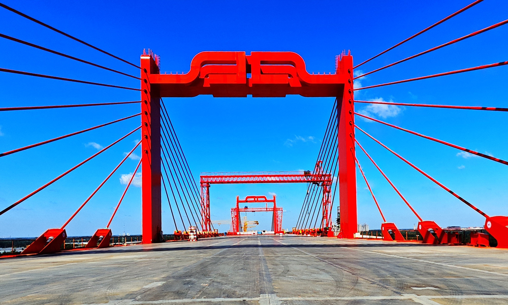 據(jù)了解，濟陽黃河公鐵大橋是中鐵大橋局在山東境內(nèi)參建的第16座黃河大橋，項目團隊20天澆筑完成全線最大水中墩承臺，創(chuàng)造了黃河上主墩基礎(chǔ)施工最快速度。開工僅9個月就實現(xiàn)鋼梁首架，刷新了黃河上同類橋梁施工速度紀(jì)錄。開工不到兩年就完成全橋貫通，施工較指導(dǎo)性施組提前5個月。