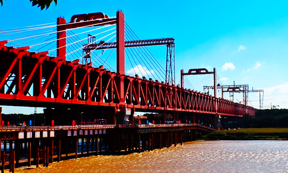 濟濱高鐵是山東省“八縱六橫”高速（城際）鐵路網(wǎng)的重要組成部分，也稱新建津濰高鐵濟南聯(lián)絡(luò)線。濟陽黃河公鐵大橋位于濟南市北約30公里處，連接遙墻機場站與濟陽站。濟濱高鐵建成通車后，將徹底結(jié)束濟南濟陽、商河和濱州主城區(qū)、惠民不通高鐵的歷史，實現(xiàn)京滬高鐵輔助通道與京滬高鐵互聯(lián)互通，對于優(yōu)化全省高速鐵路網(wǎng)布局、帶動濟南新舊動能轉(zhuǎn)換起步區(qū)建設(shè)具有重要意義。