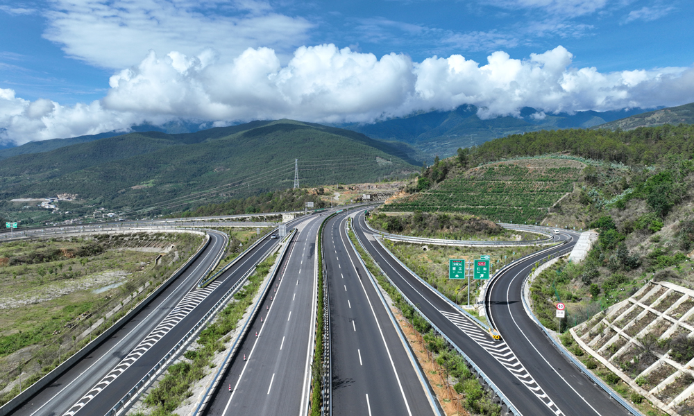 9月28日，隨著第一輛汽車疾馳而過“東馬場1號隧道”，標志著華（坪）麗（江）高速公路實現全線通車運營。該線路由中國建筑投資、建設、運營，全線設置互通式立交13處，服務區3處，停車區3處，采用雙向四車道高速公路標準建設，設計時速80公里。