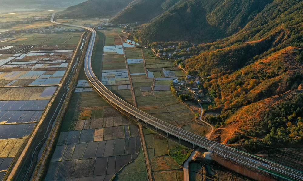 針對復雜的地質條件，施工安全風險高、技術難度大等一系列難題，中國建筑華麗高速參建單位多次邀請有關院士、行業專家赴現場調研，科學制定處置方案，開展對比驗證，《特長富水巖溶隧道斜井工區涌水處治關鍵技術研究》《滇西山嶺復雜條件下高速公路橋隧工程施工關鍵技術》等課題先后獲得有關部門、行業協會認定達到國際領先水平。