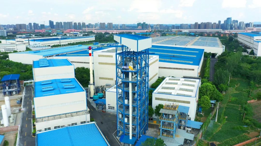 9月27日，東方電氣集團旗下東方鍋爐研制的世界最大化學鏈碳捕集裝備系統試驗成功。據悉，這是國際上首次實現化學鏈碳捕集裝備系統試驗成功，也是碳捕集技術領域的顛覆性創新。這項技術將為全球電力、供熱、石化、化工、油氣等行業的深度脫碳提供全新方案，對“雙碳”目標的實現具有重要意義。