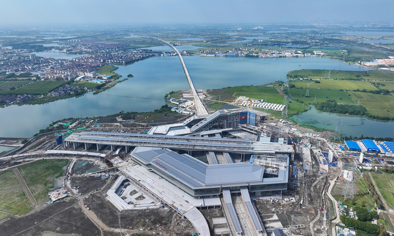 據悉，蘇州南站是滬蘇湖高鐵與通蘇嘉甬高鐵的“十”字交匯共用樞紐站。站房建筑面積約4萬平方米，站臺總規模為4臺12線。目前，蘇州南站整體工程進入裝飾裝修收尾階段，建成后將成為一座集高鐵、城際鐵路、城市地鐵等于一體的綜合交通樞紐車站，對推動長三角一體化高質量發展具有重要意義。新華社記者 季春鵬 攝