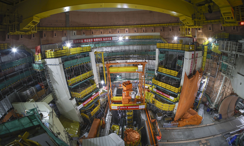 11月13日，在浙江省溫州市蒼南縣中廣核浙江三澳核電項(xiàng)目1號(hào)機(jī)組處，工作人員在檢查機(jī)柜。新華社發(fā)（蘇巧將 攝）