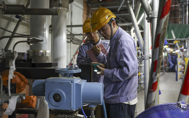 11月13日，在浙江省溫州市蒼南縣中廣核浙江三澳核電項(xiàng)目1號(hào)機(jī)組處，運(yùn)行人員進(jìn)行冷試邊界隔離。新華社發(fā)（蘇巧將 攝）