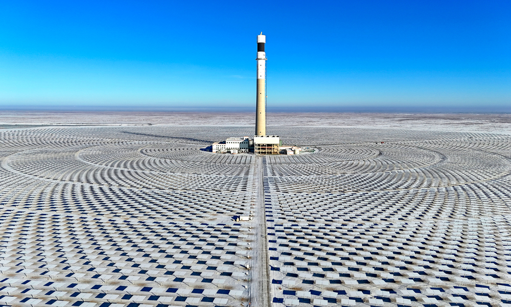 近日，中國綠發金塔多能互補項目施工現場迎來冬季第一場雪，為定日鏡和光伏板上蒙上白紗。夜雪初霽，工地又恢復了往日繁忙，美麗的雪景下是建設者忙碌的身影。金塔多能互補項目包括“10萬千瓦光熱+60萬千瓦光伏”，25594面30平方米的高精度智能定日鏡，以同心圓狀圍繞著吸熱塔，將太陽能轉換儲存起來，實現晝夜發電。