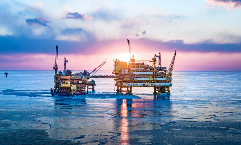 近日，受強(qiáng)寒潮影響，渤海遼東灣海域最低氣溫已達(dá)到零下16攝氏度，出現(xiàn)嚴(yán)重冰情，海上浮冰短時(shí)間積聚蔓延、面積增大，在影響海上航行安全的同時(shí)，也對(duì)海上的油氣生產(chǎn)造成影響。遼東灣區(qū)域的各海上平臺(tái)嚴(yán)陣以待，確保生產(chǎn)平穩(wěn)運(yùn)行。