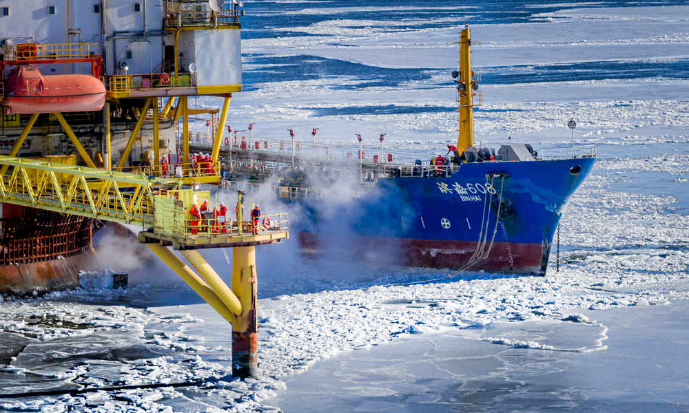 中國(guó)海油錦州9-3油田結(jié)合冰情，提前做好防凍物資儲(chǔ)備和破冰船調(diào)動(dòng)，兩條破冰船24小時(shí)值守并實(shí)施破冰作業(yè)，減小海冰沖擊對(duì)平臺(tái)的影響，保障平臺(tái)生產(chǎn)平穩(wěn)運(yùn)行。