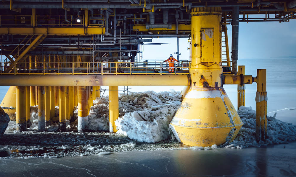 中國(guó)海油工作人員巡檢錦州9-3油田。