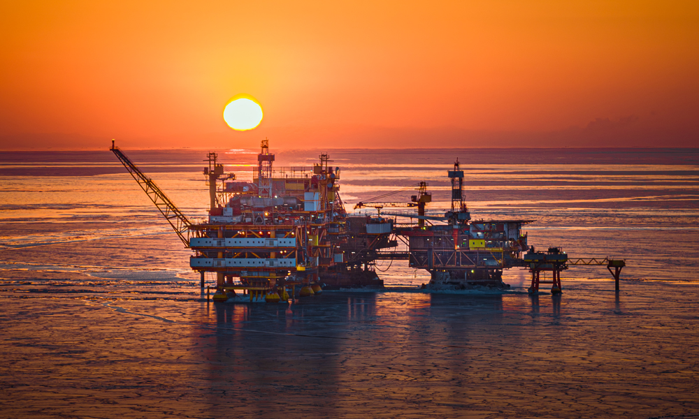 夕陽(yáng)下的錦州9-3油田。