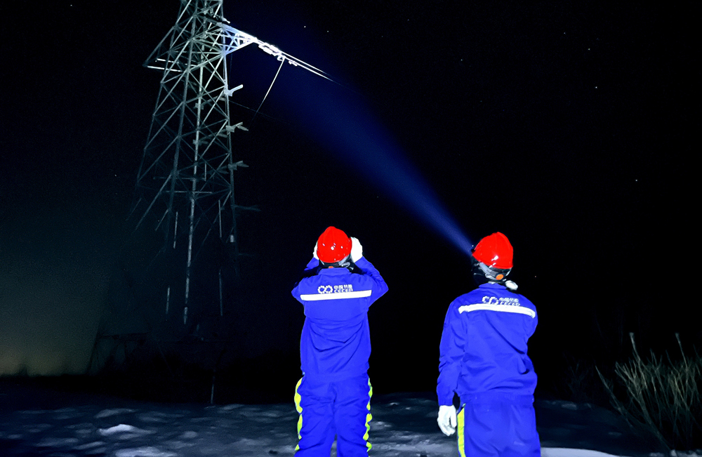 中國節能所屬風電河南區域公司永興風電場運維人員開展線路雪后特殊巡視。