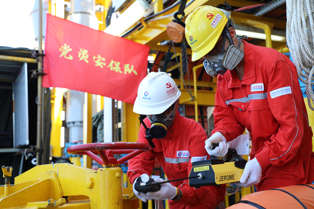 作為全球首座10萬噸級深水半潛式生產儲油平臺，“深海一號”能源站4個立柱內分別布設有單艙容量達5000立方米的凝析油艙，可用于安全儲存深海天然氣開采過程中分離產生的凝析油，是“深海一號”3項世界級創新技術之一。圖為“深海一號”現場作業人員在開艙前對艙內氣體進行檢測，確保具備安全作業條件后再安排人員進艙。周宇 攝