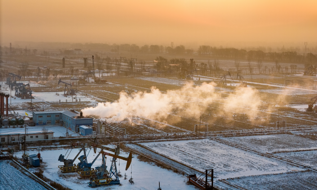 近日，在中國石油遼河油區(qū)多個生產(chǎn)現(xiàn)場，2000余萬立方米天然氣從儲氣庫采出并被輸送到千家萬戶，200多噸二氧化碳被注入地下用于采油，8.3萬千瓦時谷電轉(zhuǎn)化為熱能存儲起來用于生產(chǎn)蒸汽。