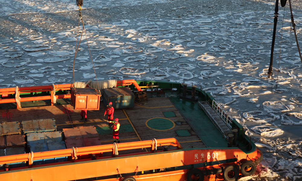 破冰結束后吊裝抗冰保產物資。