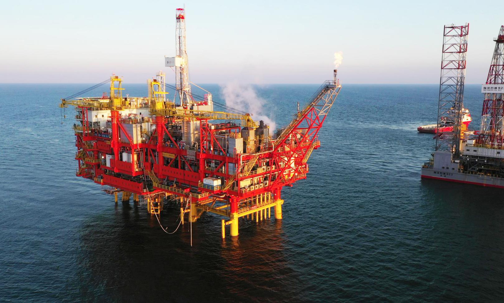 近日，旅大21-2油田累計(jì)熱采原油突破80萬噸，創(chuàng)我國海上稠油油田熱采累產(chǎn)原油新紀(jì)錄。圖為旅大21-2油田開展稠油熱采注熱作業(yè)。