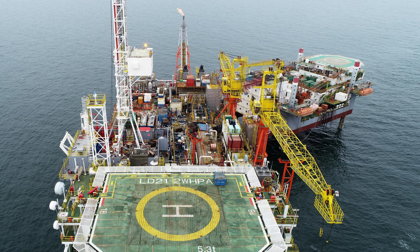 旅大21-2油田位于渤海遼東灣海域，油藏條件復(fù)雜，地層壓力高，原油黏度大，流動性差，常溫條件下外觀如同一塊“黑鐵”，冷采采收率低。同時受海上平臺空間小、作業(yè)成本高等因素限制，實(shí)現(xiàn)規(guī)?；?jīng)濟(jì)開發(fā)十分困難。圖為旅大21-1平臺注熱設(shè)備布置。