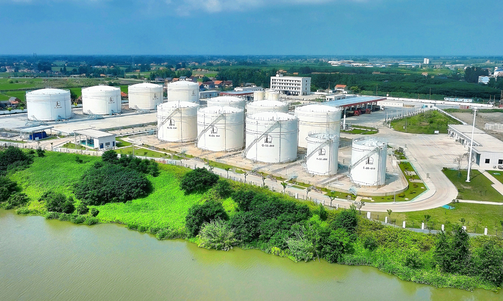 近年來，中國石化加快構建清潔低碳安全高效能源體系，推動產業轉型升級，持續提升綠色低碳競爭力，以建設美麗石化的實際行動為美麗中國建設添彩加油。江蘇石油加快構建多元綠色能源供應體系，積極探索實踐節能降碳路徑，推進污染防治攻堅行動，全力打造綠色企業亮麗名片。圖為江蘇鹽城石油上崗油庫全景。