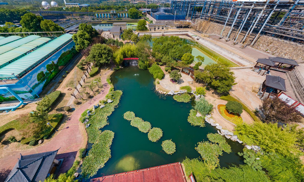 九江石化深入開展“油不落地、氣不上天、污不入土”行動，推動減污降碳協同增效，“十二五”以來累計完成污染防治和提標改造項目160個，進一步夯實綠色發展根基。圖為九江石化建成的斑鳩園水生態景區。