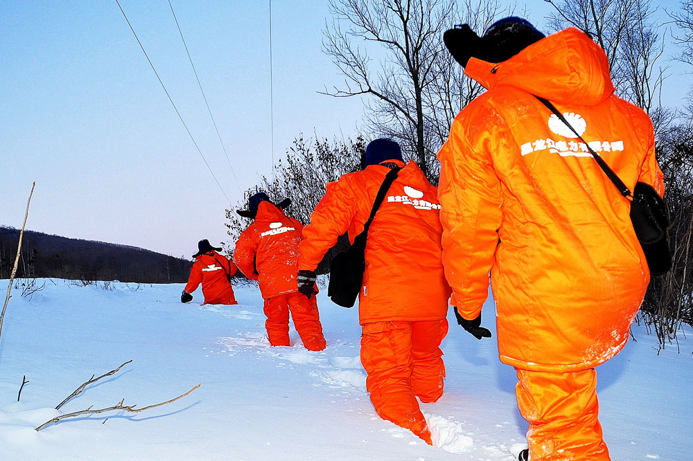 國家電網黑龍江雙鴨山輸電運檢工區工作人員特巡為煤礦企業供電的66千伏線路，及時排查并消除安全隱患。