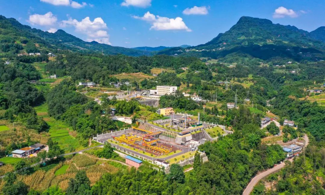 作為西南地區最大的天然氣供應企業，西南油氣田承擔著為川渝地區千余家大中型工業用戶、1萬余家公用事業用戶以及2500余萬家居民用戶供氣的重要任務。截至12月26日，西南油氣田今冬明春天然氣保供期間累計供應天然氣量較去年同比增加11.4%，創歷史新高。該公司加快新井提速提效，積極老井措施挖潛，高效推進重點工程建設，全力夯實保供資源基礎，日均天然氣產量較去年同比增加超1500萬立方米。同時，該公司加強儲氣庫調峰能力，儲氣庫采氣量較去年同比增加27%。