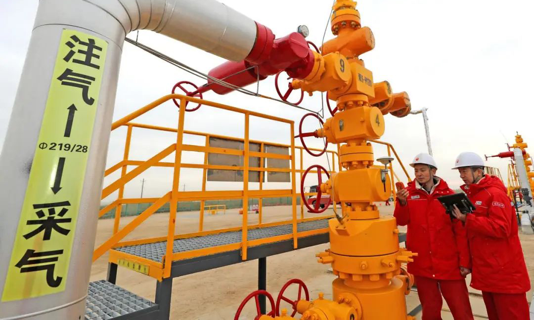 截至12月26日，遼河油田天然氣日產量較年初凈增25.3%，刷新近25年來的天然氣日產紀錄。在遼河老區，該公司通過精細挖掘老區潛力，強化氣藏管理，實施調補層、排水采氣措施125井次，日增氣26萬立方米；實施“零散井車載收氣、溶解氣井套管收氣、密閉集油工程、伴生氣處理回收和低壓低產井間開收氣”5項重點舉措，日增氣7萬立方米。