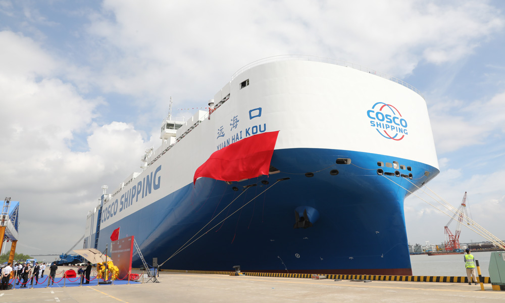 近日，我國汽車出海運輸船船隊再添新成員——由中國遠洋海運旗下廣州遠海汽車船運輸有限公司投資、中船集團廣船國際建造的全國最大光伏能源+LNG雙燃料汽車運輸船“遠海口”輪，在廣州南沙正式命名并交付首航。該船首航搭載約4000臺中國品牌的車輛，其中九成以上為新能源汽車，駛向希臘、土耳其、意大利、突尼斯等“一帶一路”共建國家。