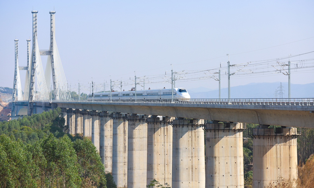 南珠高鐵西起廣西南寧市，東至廣東珠海市，線路全長約648公里，設(shè)計時速350公里。圖為動車組駛過南珠高鐵南玉段六律邕江特大橋。