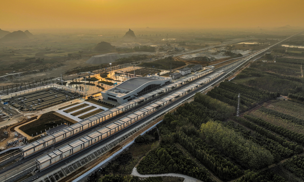 此次開通的南寧至玉林段，正線全長193.31公里，設(shè)南寧東、巒城、橫州、興業(yè)南、玉林北5座車站，是廣西首條自主投資建設(shè)的時速350公里的高速鐵路。圖為南珠高鐵南玉段橫州站。