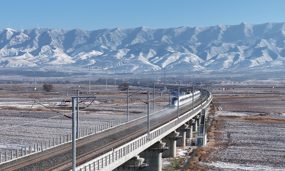 近日，中國中鐵旗下中鐵三局、六局、電氣化局、隧道局、建工、上海局參建的集寧經大同至原平高速鐵路（簡稱集大原高鐵）開通運營。集大原高鐵是我國“八縱八橫”高速鐵路網呼和浩特至南寧通道的重要組成部分，線路設計時速250公里，北起內蒙古烏蘭察布市（集寧），經山西大同、朔州，在忻州原平接入大西高速鐵路。開通運營后，太原至呼和浩特車程將由原先5個多小時壓縮至2.5小時左右。