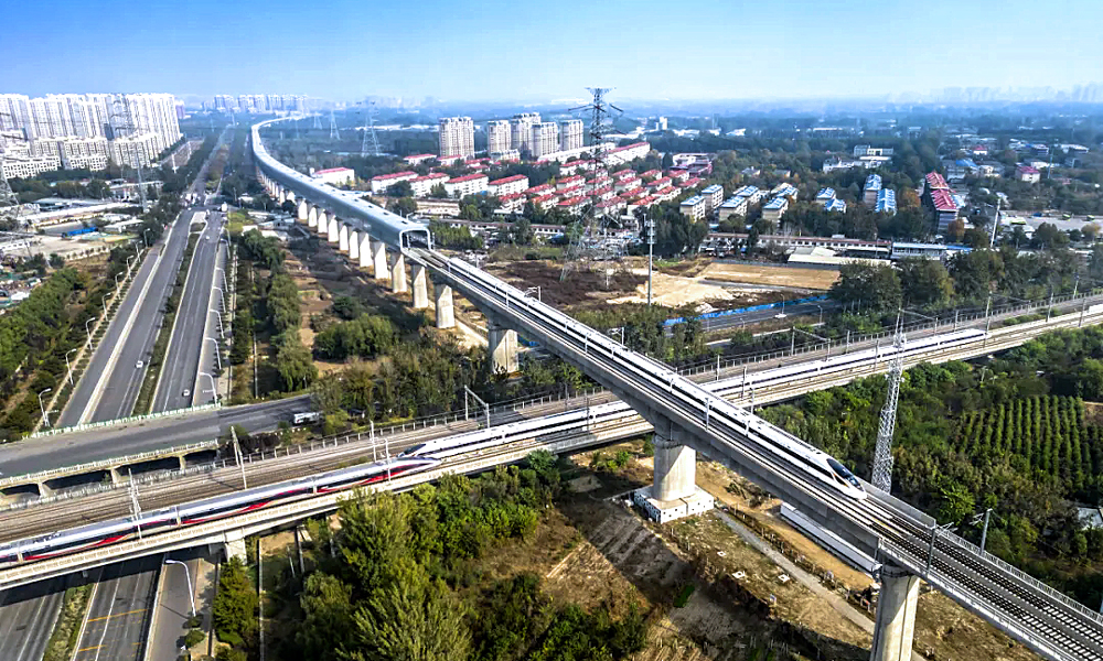 近日，懷柔至大興城際鐵路廊坊北至大興機場段（簡稱懷興城際廊興段）開通運營，固安東至大興機場站城際鐵路聯絡線同步開通，懷興、津興、京雄城際鐵路實現互聯互通，“軌道上的京津冀”建設再添新通道。懷興城際鐵路起自北京市懷柔區懷柔南站，經北京市順義區、通州區、河北省廊坊市，接入北京大興機場站，線路全長135公里，設13座車站。固安東至大興機場站城際鐵路聯絡線全長10公里，主要連接懷興城際、津興城際鐵路，中國中鐵旗下中鐵十局、電氣化局、建工參建。