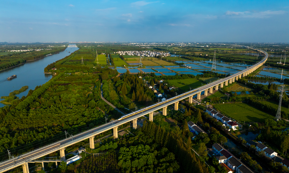 近日，中國中鐵旗下中鐵一局、二局、三局、十局、廣州局等參建的滬蘇湖高鐵正式開通運營。通車后，上海虹橋至湖州站最快55分鐘可達，長三角鐵路營業里程突破1.5萬公里。滬蘇湖高鐵線路全長約163公里，設計時速350公里，設站8座。滬蘇湖高鐵是長三角一體化基礎設施互聯互通的重大項目，也是長三角高鐵聯網、補網、強鏈的重點項目。