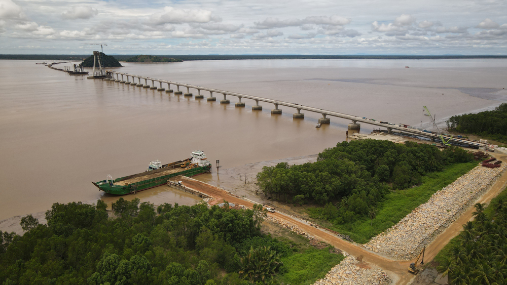 魯巴跨海大橋是馬來西亞在建的最大單體橋梁項目，全長4844米，由1197.6米南引橋、598.8米主航道橋、3047.6米北引橋組成，采用無棧橋施工。大橋主航道橋為137.2米+324.4米+137.2米雙塔三跨雙索面混凝土斜拉橋，主塔高115.575米，為大半徑圓曲線“八字”型塔，設有上、中、下三道橫梁，采用標準化液壓爬模施工。施工中，項目團隊積極總結25號墩首塔施工經驗，克服赤道烈日、海上暴雨狂風等困難，用9個月的時間實現26號墩主塔封頂，較首塔施工快了近4個月，為按期完成主梁合龍節點創造了條件。