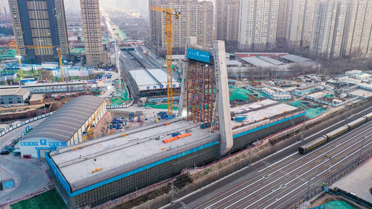 中國建筑西安幸福路北延伸工程項(xiàng)目，采用全自動(dòng)液壓爬模一體化，智能監(jiān)測(cè)同步頂升系統(tǒng)，單日橋體建造最快效率達(dá)1.5米，實(shí)現(xiàn)國內(nèi)在建最重的多向不對(duì)稱斜拉轉(zhuǎn)體橋塔柱封頂，為超大斜拉轉(zhuǎn)體橋施工關(guān)鍵技術(shù)領(lǐng)域增添“新法寶”。