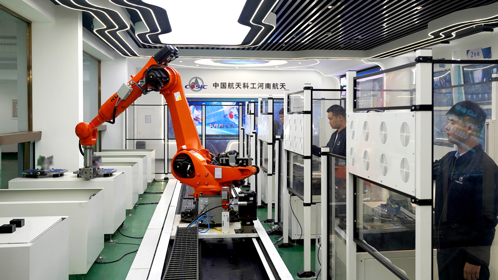 整潔的廠房、智能化的操作臺、靈活的機械手臂……近日，航天科工河南航天各生產車間一片繁忙景象。目前，河南航天695廠智能制造中心已完成多條智能產線建設，現場操作人員減少60%，產品交付周期縮短23%，有效地提升了生產效率。圖為695廠智能產線生產現場。趙書劍 攝